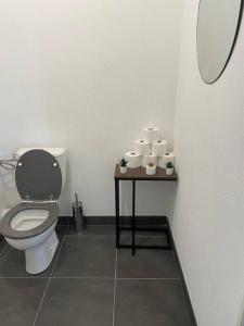 拉特斯La movida的一间带卫生间的浴室和一张带卫生纸的桌子