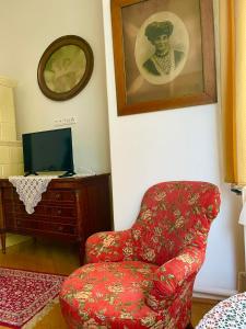 莫雄马扎尔古堡Villa Luca的客厅配有红色椅子和电视