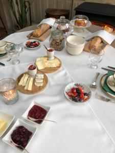 安特卫普Huis Dujardin Bed&Breakfast的一张白色桌子,上面放着食物板