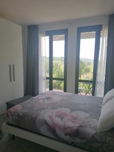 Cerro Lago MaggioreIL CILIEGIO DI ZOE的一间卧室设有一张床和一个美景窗户。