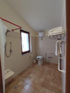 巴里萨尔多苏索那奴农家乐的一间带卫生间和窗户的浴室
