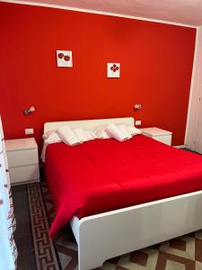 卡塔尼亚Antica Dimora Maravigna的红色的卧室,配有一张红色墙壁的床