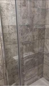 ErithHeronsgate GH013的浴室里设有玻璃门淋浴