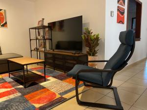 迪拜Grays Hostel By Haly的客厅配有椅子和电视