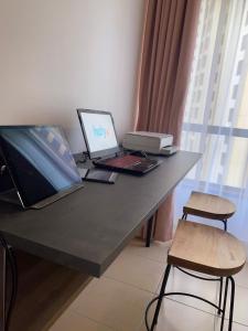 迪拜Grays Hostel By Haly的一张带笔记本电脑和椅子的桌子
