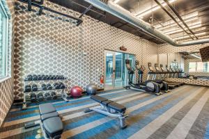 阿林顿Aloft Dallas Arlington Entertainment District的健身房,配有跑步机和健身器材