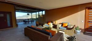 MogenteHotel Makasa的带沙发和椅子的客厅以及天井。