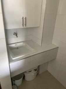 卡塔赫纳Apartamento morros 922的白色的浴室设有水槽和卫生间。