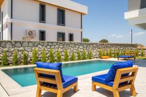 阿拉恰特Lovely Villa with Private Pool in Alacati Cesme的别墅 - 带游泳池和2把椅子