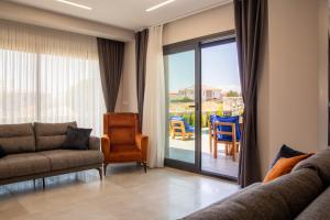 阿拉恰特Lovely Villa with Private Pool in Alacati Cesme的带沙发和滑动玻璃门的客厅
