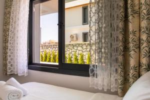 阿拉恰特Lovely Villa with Private Pool in Alacati Cesme的一间卧室设有窗户,享有建筑的景色
