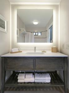 皮斯莫比奇海旁小屋酒店的一间带水槽和大镜子的浴室