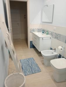 阿斯蒂La Casa di Giò的浴室配有白色卫生间和盥洗盆。