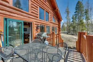 格兰德莱克Grand Lake Cabin with Direct Access to Rocky Mtn NP!的小木屋 - 带桌椅的甲板