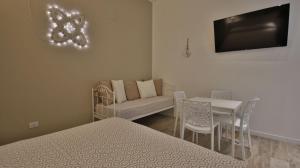 莫诺波利Casa Levante a 75 mt dalla spiaggia的卧室配有1张床、1张桌子和1把椅子