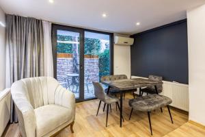 伊斯坦布尔Distinguished Flat with Backyard in Sisli的客厅配有桌椅和窗户。