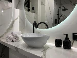 卢布林ALLURE PREMIUM APARTMENT的一间带碗水槽和镜子的浴室