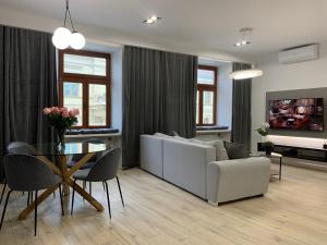 卢布林ALLURE PREMIUM APARTMENT的客厅配有沙发和桌子