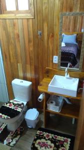 乌鲁比西POUSADA RECANTO DOS VAGA-LUMES的一间带水槽、卫生间和镜子的浴室
