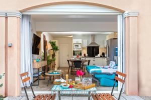 圣马丁岛En bord de plage Baie Nettlé, appart 4 couchages tout rénové的客厅和带开放式庭院门的厨房。