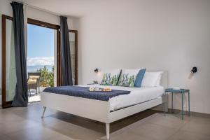 卡斯泰拉马莱Villa Maria con piscina e vista mare的一间卧室设有一张床和一个大窗户