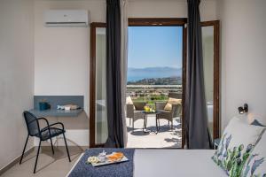 卡斯泰拉马莱Villa Maria con piscina e vista mare的一间卧室设有一张床,享有阳台的景色