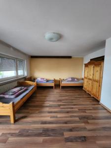 Töging am InnStadthostel的一间客房内配有两张床的房间