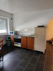 Töging am InnStadthostel的厨房配有冰箱和水槽。