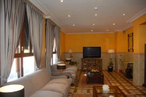 圣阿古斯丁-德瓜达利克斯Hotel Casa José Díaz的带沙发和电视的客厅