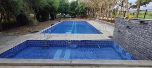 班迪普VIVIDEARTH Resorts Bandipur的地面上一个蓝色瓷砖的游泳池