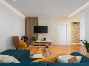 斯塔布鲁克Luxury Apartment Beyond的客厅配有蓝色的沙发和电视