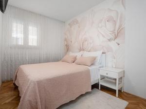 斯塔布鲁克Luxury Apartment Beyond的卧室配有一张白色墙壁的床