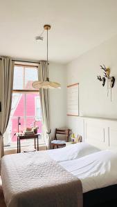 基姆斯沃德Hotel Greate Pier的卧室配有白色的床和窗户。