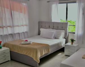 金巴亚Hotel Campestre Atardecer Cafetero的一间卧室设有一张大床和大窗户