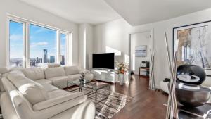 纽约Luxurious 4 BR Penthouse in NYC的客厅配有白色沙发和电视