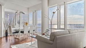纽约Luxurious 4 BR Penthouse in NYC的客厅配有白色的沙发和桌子