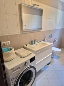 拉布Villa Petra的一间带洗衣机和水槽的浴室