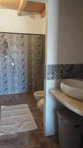 托里格兰德casa vacanza Il Delfino的浴室设有2个卫生间、水槽和淋浴。