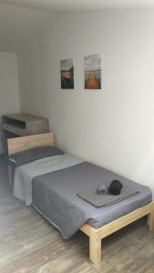 托里格兰德casa vacanza Il Delfino的卧室配有两张床,墙上挂有两张照片