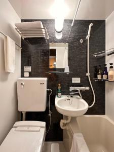 东京FL酒店 浅草東上野的浴室配有白色卫生间和盥洗盆。