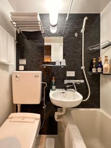 东京FL酒店 浅草東上野的浴室配有白色卫生间和盥洗盆。