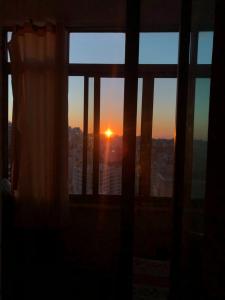 拉马拉King castle的透过窗户欣赏日落,欣赏城市美景