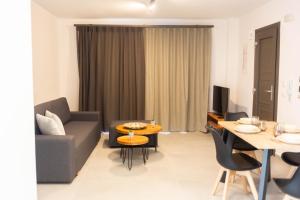卡尔扎迈纳Sandy feet comfort suite的客厅配有沙发和桌子