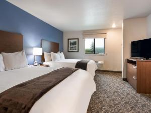亚基马My Place Hotel-Yakima, WA的酒店客房设有两张床和一台平面电视。
