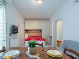 米兰I Host Apartment - San Faustino 78的一间带桌子的用餐室和一间卧室