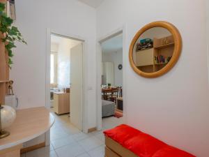 米兰I Host Apartment - San Faustino 78的客厅墙上设有镜子