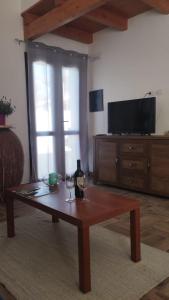 托里格兰德casa vacanza Il Delfino的客厅配有咖啡桌和电视
