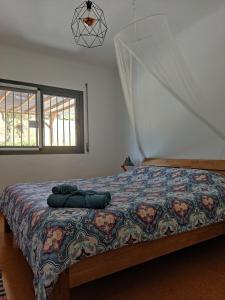 ChapinheiraCasa rural Chapinheira的一间卧室配有一张带床罩的床和窗户