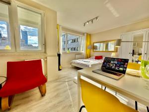 华沙Super GOLD Centrum 2x Metro WiFi 600 Mb/s Netflix HBO AppleTV的客房设有一张带笔记本电脑的书桌