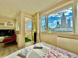 华沙Super GOLD Centrum 2x Metro WiFi 600 Mb/s Netflix HBO AppleTV的一间卧室设有窗户,享有城市美景